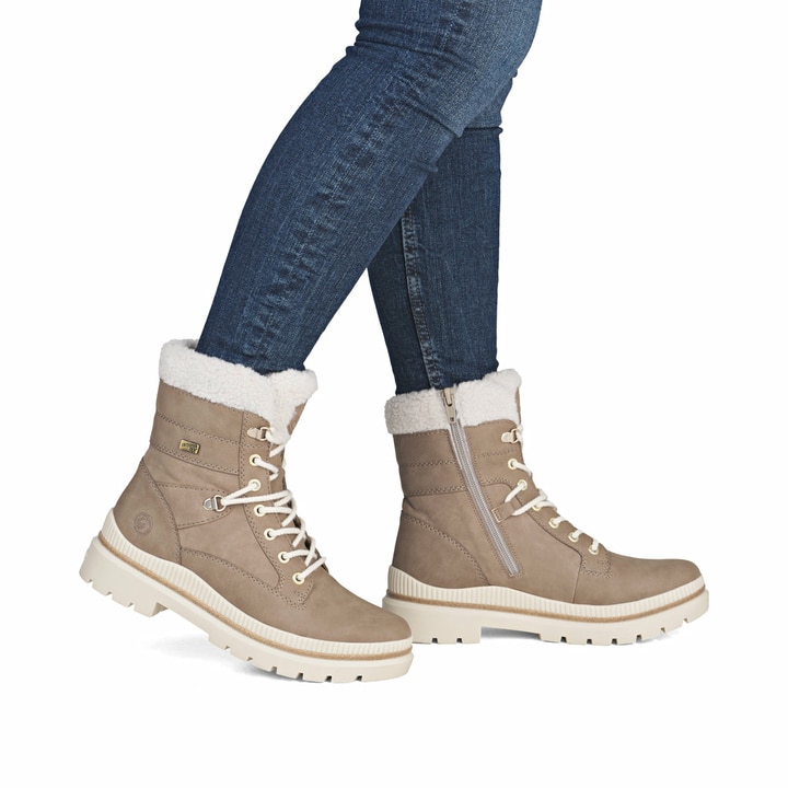 Dunkelbeige remonte Damen Schnürstiefel D0C77-20 mit griffiger Glass-Fibre Sohle. Schuh am Fuß.