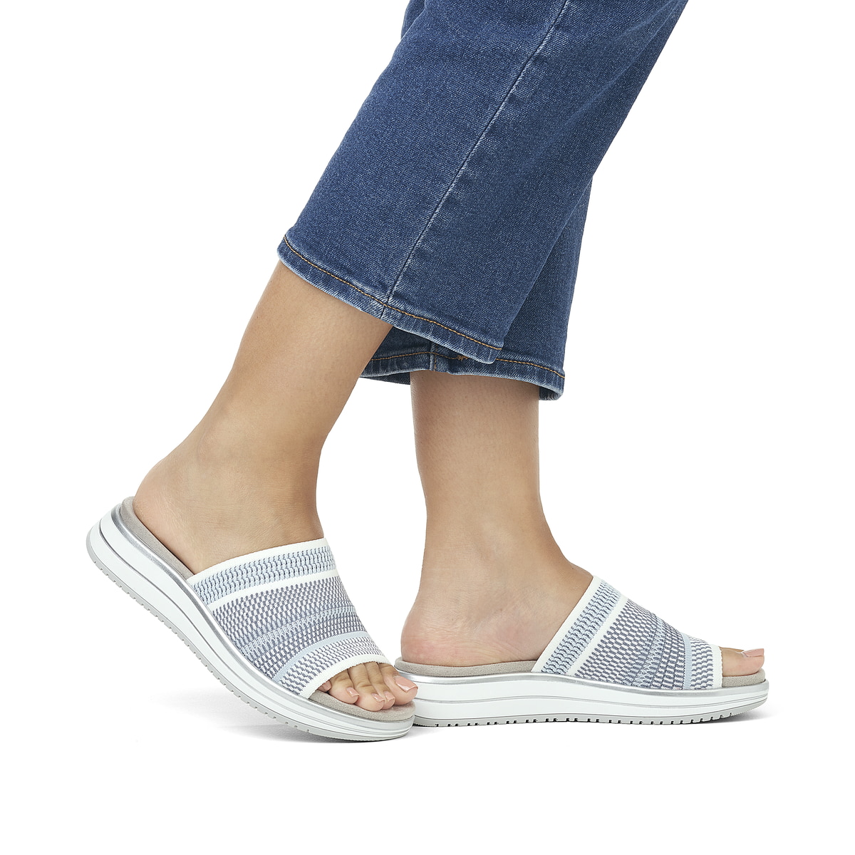 Blaue remonte Damen Pantoletten D1J54-10 mit Gummizug sowie weicher Einlegesohle. Schuh am Fuß.