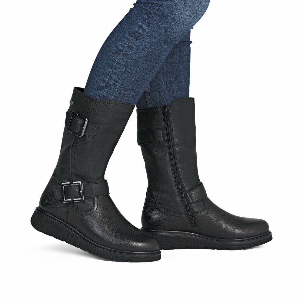 Schwarze remonte Hochschaftstiefel D3980-00 mit wasserabweisender TEX-Membran. Schuh am Fuß.