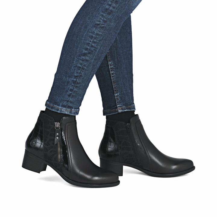 Schwarze remonte Damen Stiefeletten R5172-00 mit einem Reißverschluss. Schuh am Fuß.