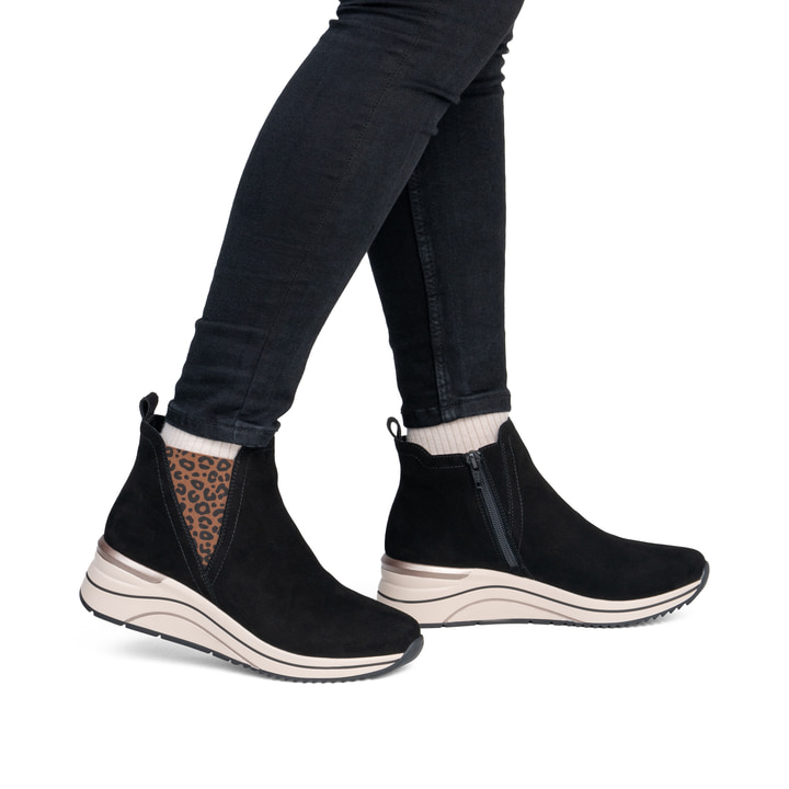 Chelsea Boots remonte noires D0T75-05 avec fermeture éclair. Chaussure au pied.