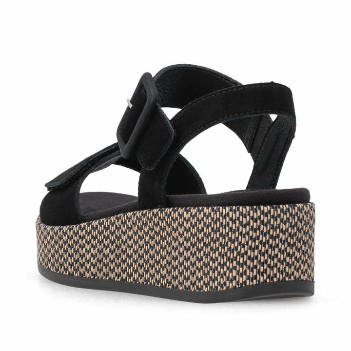 Schwarze remonte Keilsandaletten D1N54-01 mit einem Klettverschluss. Schuh von hinten.