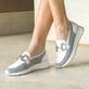 Weiße remonte Damen Loafer D2G02-80 mit einem Gummizug sowie der Komfortweite G. Schuh am Model.