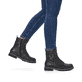 Schwarze remonte Damen Biker Boots D8475-01 mit einer dämpfenden Profilsohle. Schuh am Fuß