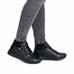 Schwarze remonte Damen Kurzstiefel R6775-00 mit wasserabweisender TEX-Membran. Schuh am Fuß.