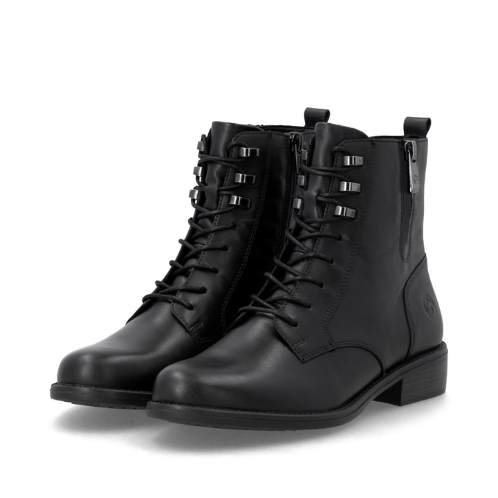 Schwarze remonte Damen Stiefeletten D0F82-00 mit einem Reißverschluss. Schuhpaar seitlich schräg.