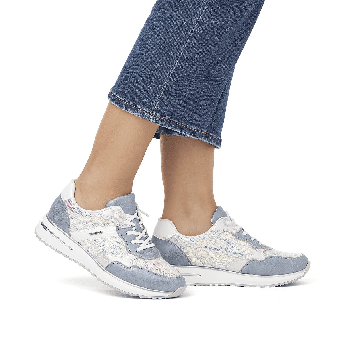 Weiße remonte Damen Sneaker D1G01-80 mit Schnürung sowie weichem Wechselfußbett. Schuh am Fuß.