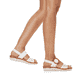 Weiße remonte Riemchensandalen R6853-80 mit einem Klettverschluss. Schuh am Fuß.