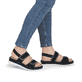 Schwarze remonte Riemchensandalen D3P50-02 mit handgestickten Nähten. Schuh am Fuß.