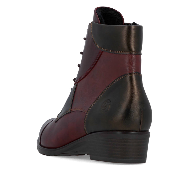 Rote remonte Damen Stiefeletten D6882-35 mit einem Reißverschluss. Schuh von hinten.