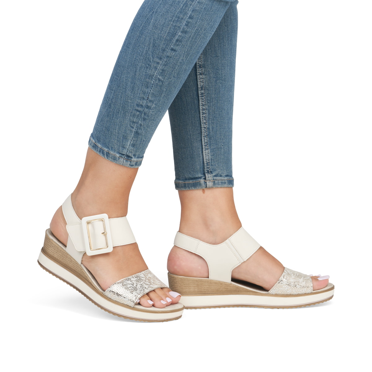 Beige remonte Keilsandaletten D6453-61 mit einem Klettverschluss. Schuh am Fuß.