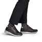 Vegane, schwarze remonte Damen Sneaker D1G08-07 mit goldenen Details. Schuh am Fuß.