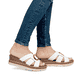 Weiße remonte Damen Pantoletten D2L52-80 mit Gummizug sowie weicher Innensohle. Schuh am Fuß.