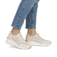 Beige remonte Damen Sneaker Low D0T15-60 mit Reißverschluss sowie Extraweite H. Schuh am Fuß.