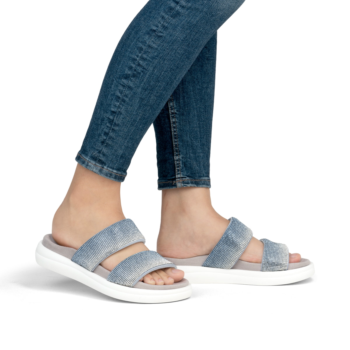 Blaue vegane remonte Damen Pantoletten D2N50-14 mit einem weichen Fußbett. Schuh am Fuß.