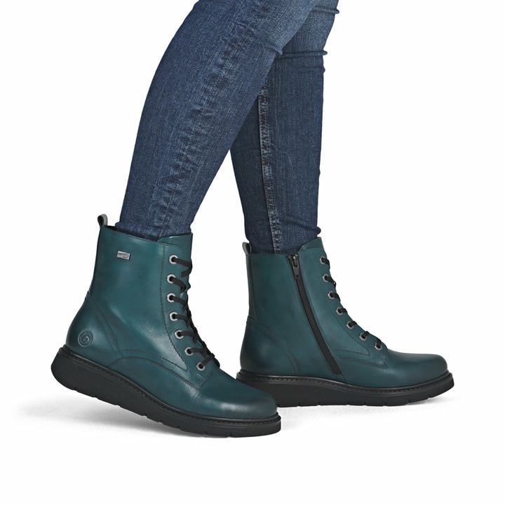 Blaue remonte Damen Schnürstiefel D3979-12 mit wasserabweisender TEX-Membran. Schuh am Fuß.