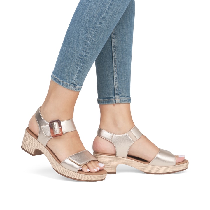 Metallische remonte Riemchensandaletten D0N52-90 mit einem Klettverschluss. Schuh am Fuß.