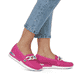 
Himmelblaue remonte Damen Loafers R2544-10 mit einer flexiblen Profilsohle. Schuh seitlich schräg