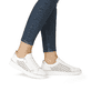 Weiße remonte Damen Sneaker Low D2E03-80 mit Reißverschluss sowie Komfortweite G. Schuh am Fuß.