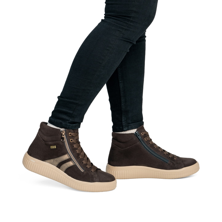 Dunkelbraune remonte Damen Sneaker D3E70-25 mit wasserabweisender TEX-Membran. Schuh am Fuß.