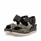 Schwarze remonte Keilsandaletten D2L53-03 mit angesagtem Animal-Print. Schuhpaar seitlich schräg.