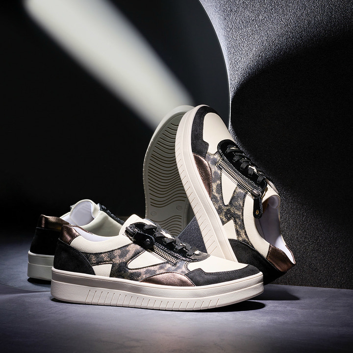 Beige remonte Damen Sneaker D0J04-60 mit Animal-Print sowie einem Reißverschluss. Schuhe mit dunklem Hintergrund. 