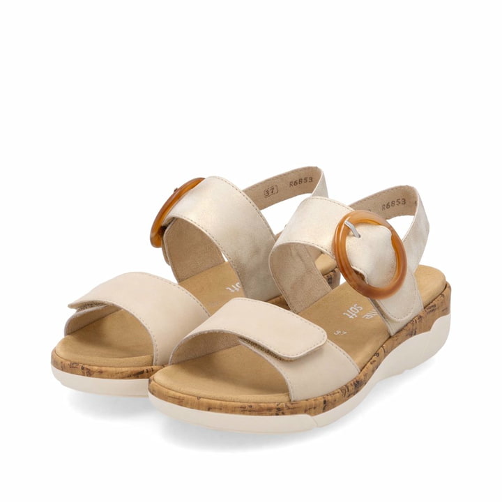 Beige remonte Riemchensandalen R6853-61 mit einem Klettverschluss. Schuhpaar seitlich schräg.