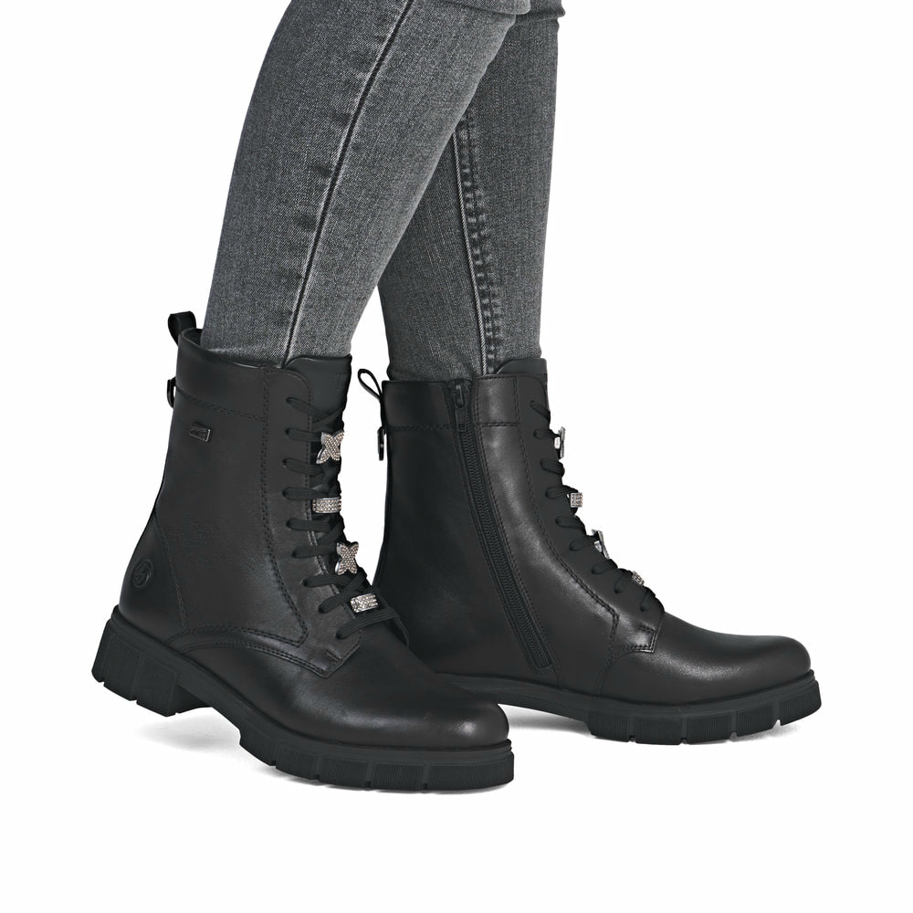 Schwarze remonte Damen Schnürstiefel D2S73-00 mit wasserabweisender TEX-Membran. Schuh am Fuß.