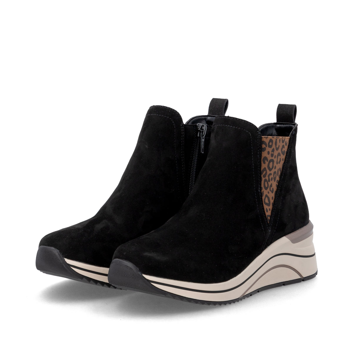 Chelsea Boots remonte noires D0T75-05 avec fermeture éclair. Chaussures inclinées sur le côté.