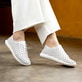 Weiße remonte Damen Schnürschuhe R7101-80 mit der Komfortweite G. Schuh am Model.