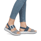 Blaue vegane remonte Riemchensandalen D1J53-14 mit einem Klettverschluss. Schuh am Fuß.