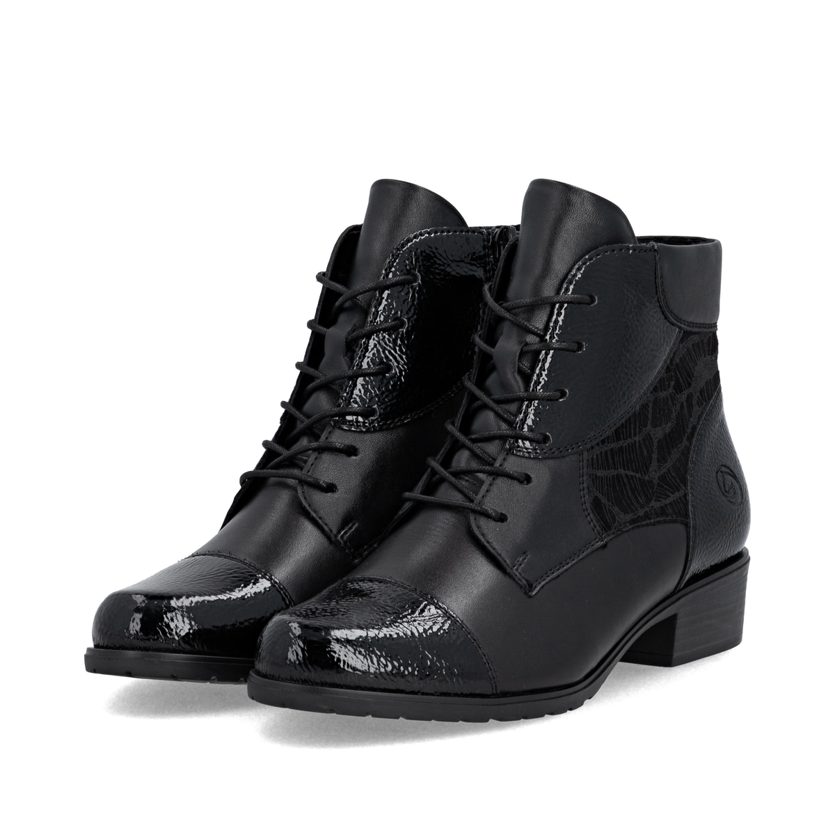 Schwarze remonte Damen Stiefeletten D6882-00 mit einem Reißverschluss. Schuhpaar seitlich schräg.