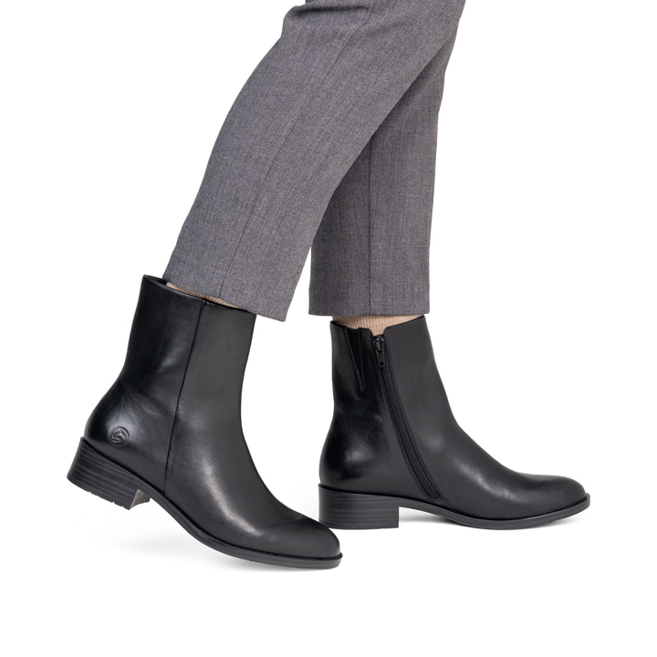 Schwarze remonte Damen Stiefeletten D3U73-00 mit einem Reißverschluss. Schuh am Fuß.