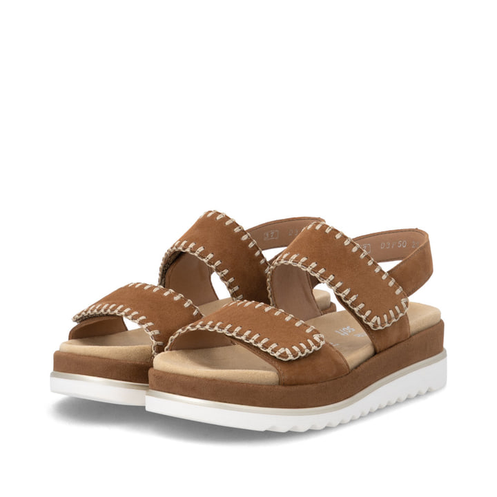 Braune remonte Riemchensandalen D3P50-22 mit handgestickten Nähten. Schuhpaar seitlich schräg.