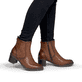Braune remonte Damen Stiefeletten D2A81-24 mit einem Reißverschluss. Schuh am Fuß.