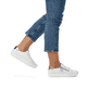 Weiße remonte Damen Sneaker Low D0903-81 mit Reißverschluss sowie Komfortweite G. Schuh am Fuß.