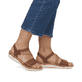 Braune remonte Riemchensandalen R6860-24 mit einem Klettverschluss. Schuh am Fuß.