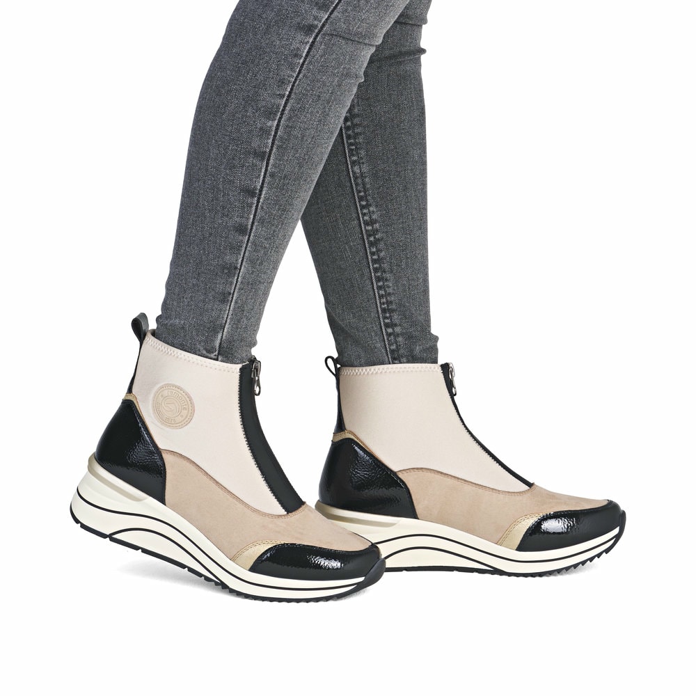 Beige remonte Damen Kurzstiefel D0T78-60 mit Reißverschluss sowie Extraweite H. Schuh am Fuß.