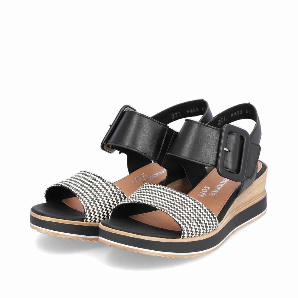 Schwarze remonte Keilsandaletten D6453-01 mit einem Klettverschluss. Schuhpaar seitlich schräg.