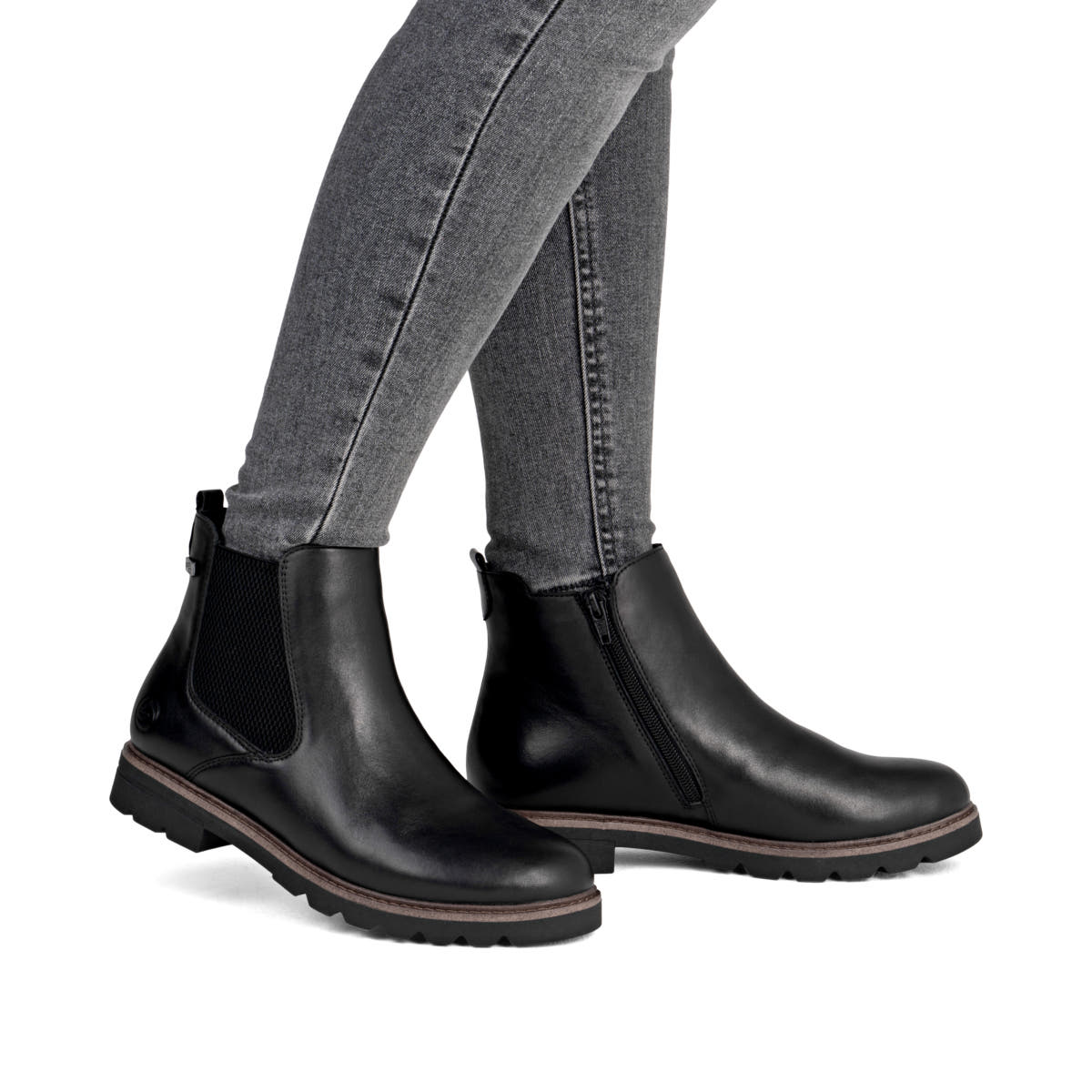 Chelsea Boots remonte noires femme D2Q70-00 avec membrane remonteTEX. Chaussure au pied.