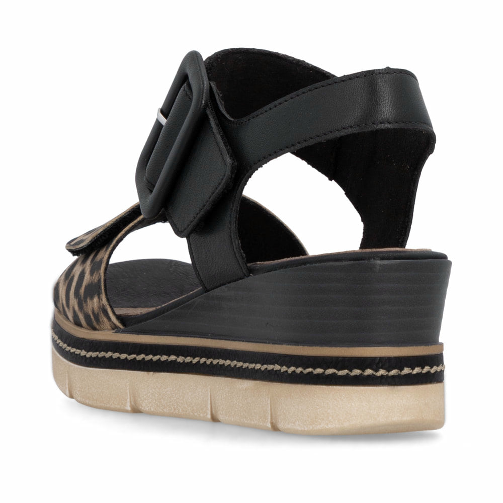 Schwarze remonte Keilsandaletten D2L53-03 mit angesagtem Animal-Print. Schuh von hinten.