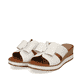 Weiße remonte Damen Pantoletten D6456-80 mit Gummizug sowie weicher Innensohle. Schuhpaar seitlich schräg.
