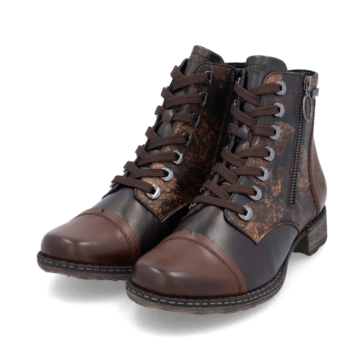 Dunkelbraun-bronzene remonte Damen Stiefeletten D4382-25 mit auffälligem Muster. Schuhpaar seitlich schräg.