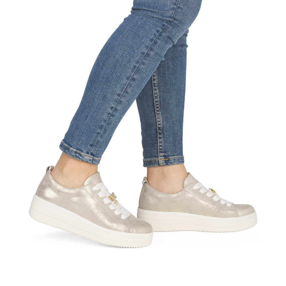 Goldene remonte Damen Sneaker D1C03-91 mit dekorativem Schmuckdetail. Schuh am Fuß.