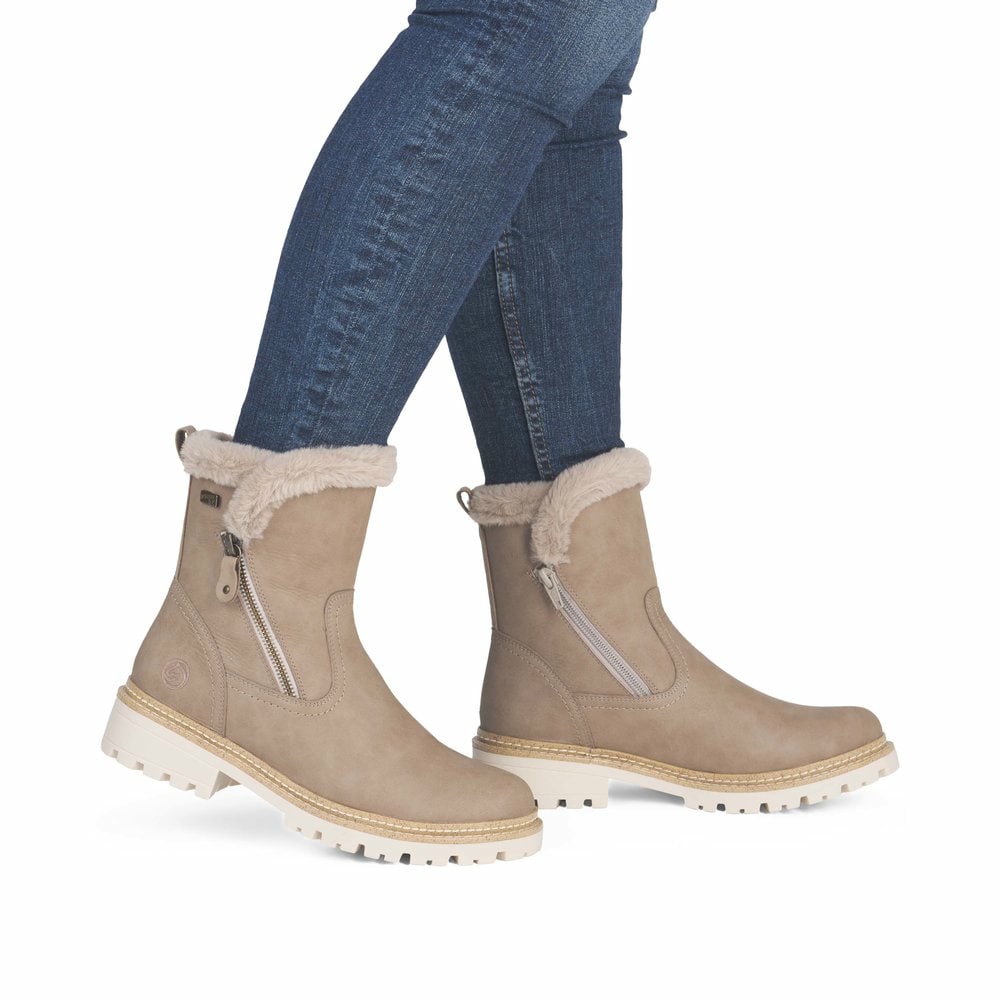 Dunkelbeige remonte Damen Kurzstiefel D0B83-20 mit griffiger Glass-Fibre Sohle. Schuh am Fuß.