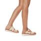 Beige remonte Damen Pantoletten D0Q51-80 mit einem Klettverschluss. Schuh am Fuß.