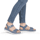 Blaue remonte Riemchensandalen D3P53-14 mit trendiger Schnalle. Schuh am Fuß.