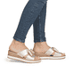 Goldene remonte Damen Pantoletten D6456-92 mit Gummizug sowie weicher Innensohle. Schuh am Fuß.