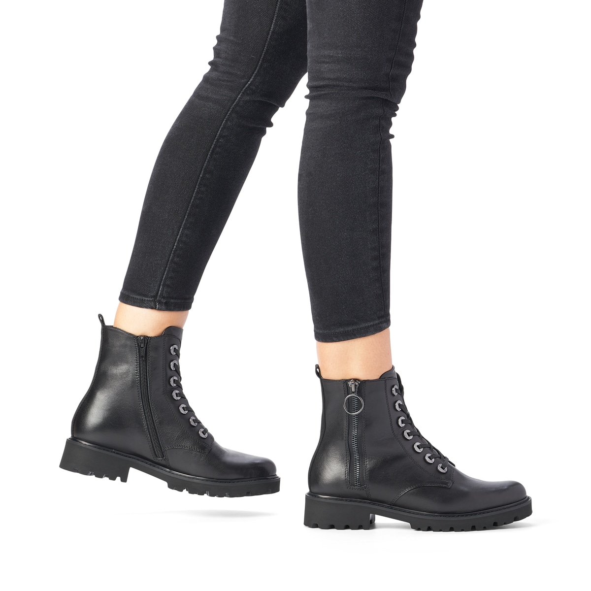 Schwarze remonte Damen Schnürstiefel D8671-01 mit einem Reißverschluss. Schuh am Fuß.