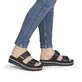 Mules remonte noires pour femme D0Q64-00 avec fermeture velcro. Chaussure au pied.